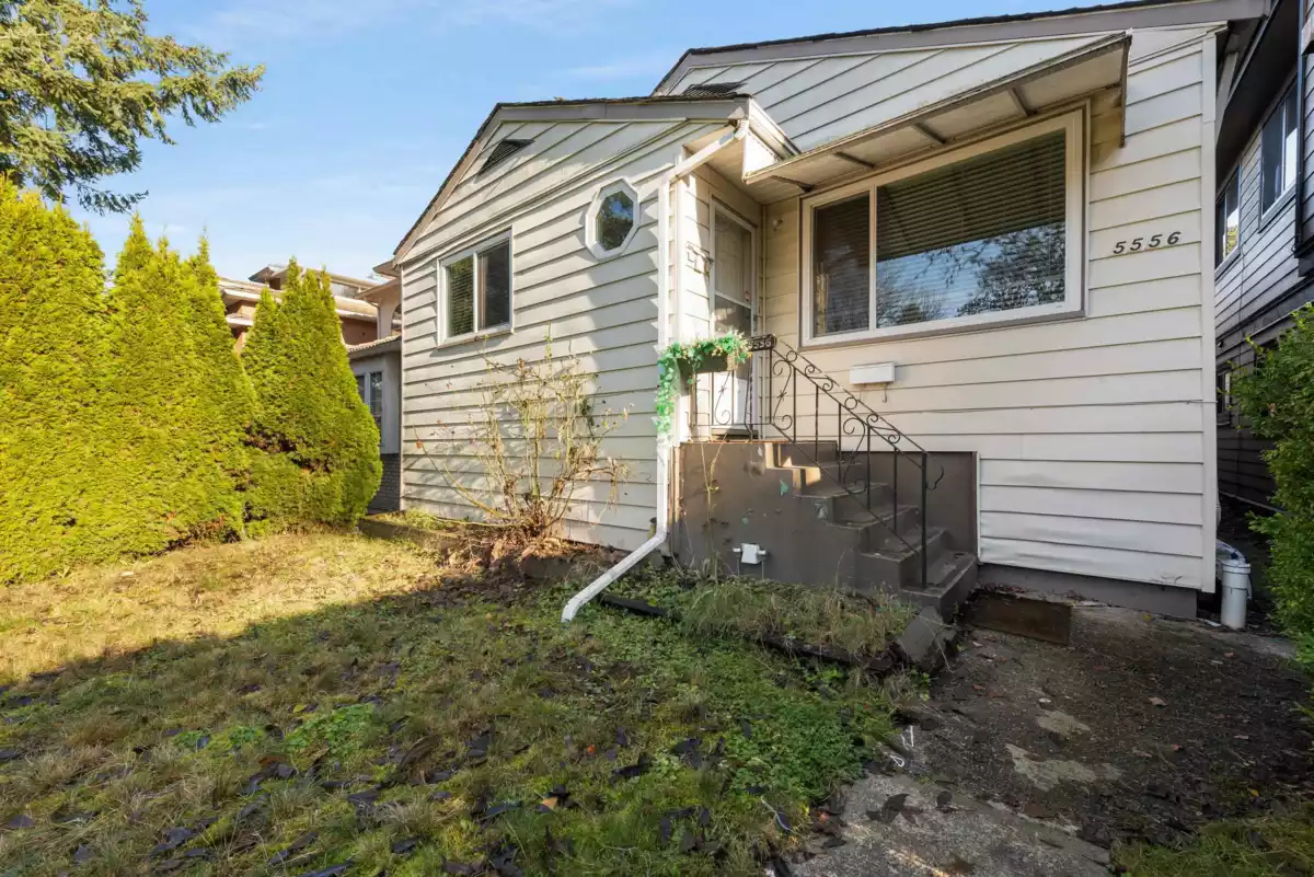 Staircase Photo of 5556 Earles Street, Vancouver, BC