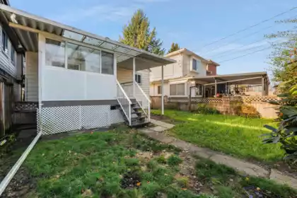 Entry Foyer Photo of 5556 Earles Street, Vancouver, BC