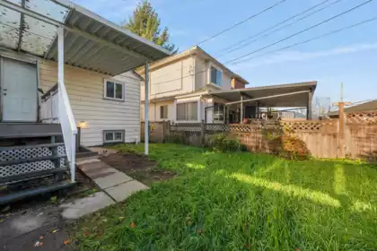 Hallway Photo of 5556 Earles Street, Vancouver, BC