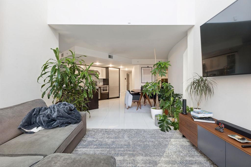 Kitchen Island Photo of 1106 Hornby Street, Vancouver, BC
