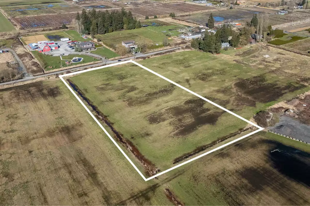 Kitchen Island Photo of 18120 83 Avenue, Surrey, BC