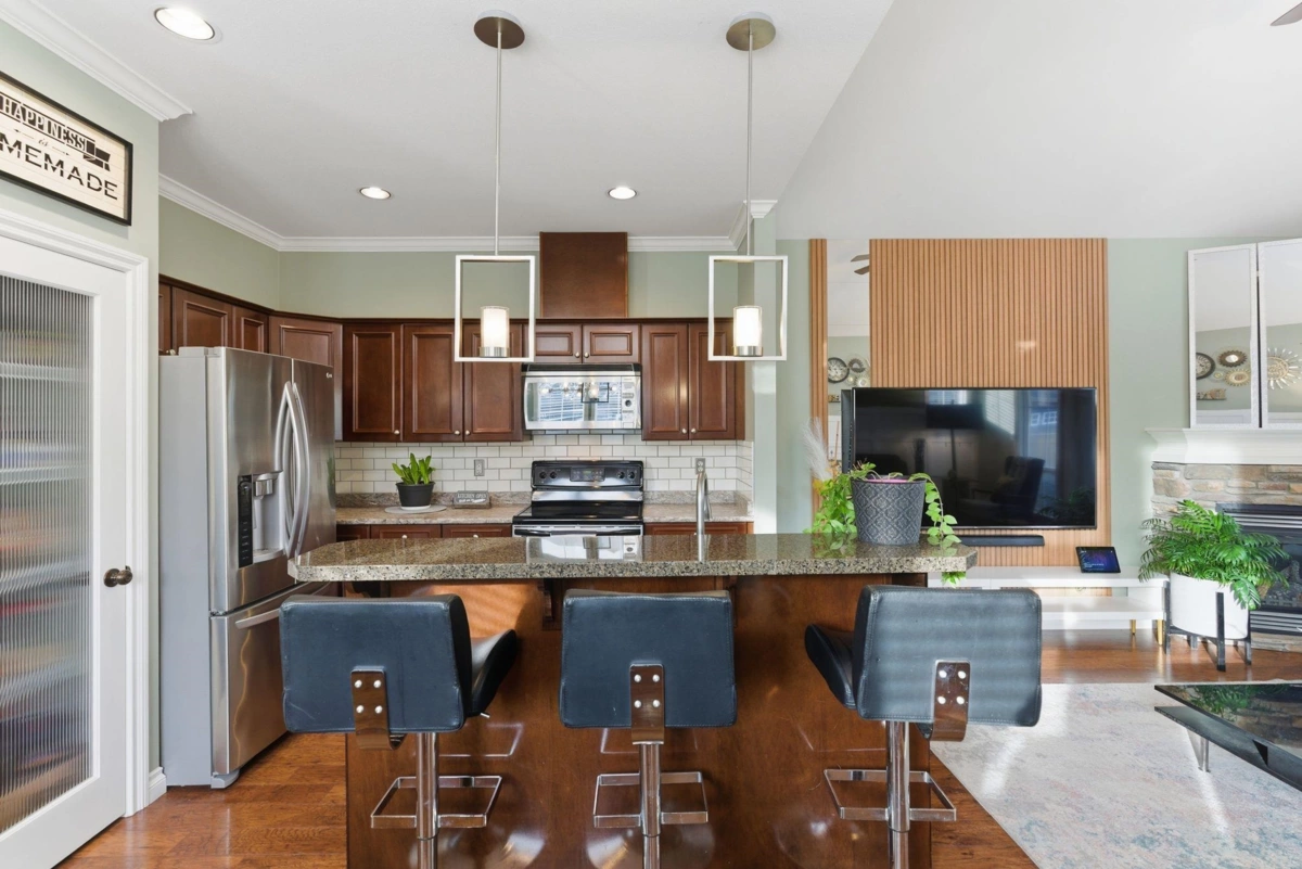 Kitchen Island Photo of 41 6577 Southdowne Place, Chilliwack, BC