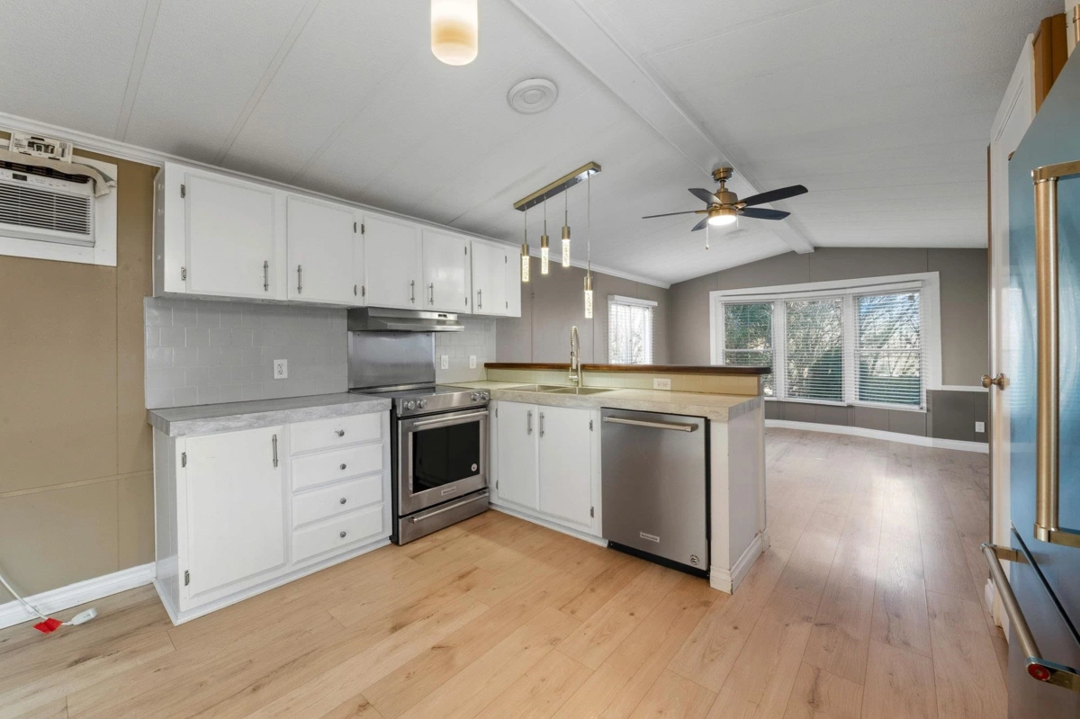 Walk-In Closet Photo of 21 34519 Lougheed Highway, Mission, BC