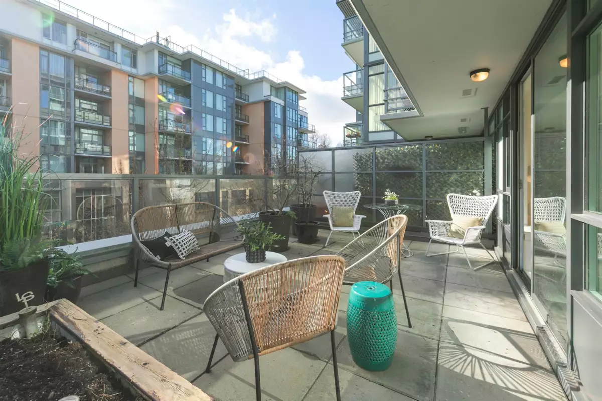 Backyard Photo of 374 2080 W Broadway, Vancouver, BC