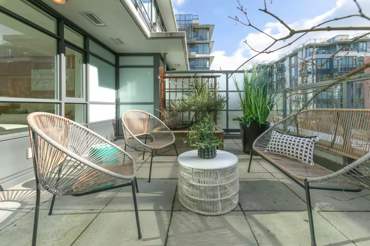 Front Yard Photo of 374 2080 W Broadway, Vancouver, BC