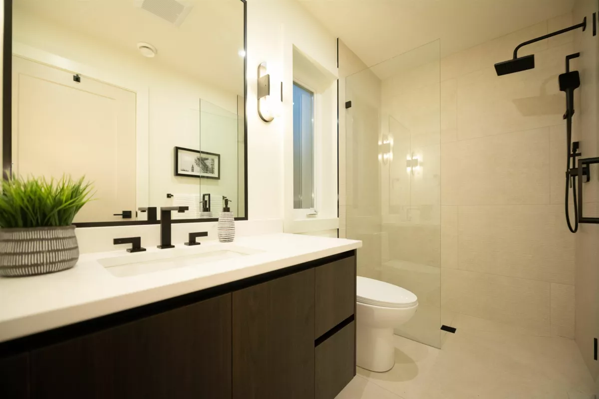 Primary Bathroom Photo of 1 773 E 61st Avenue, Vancouver, BC