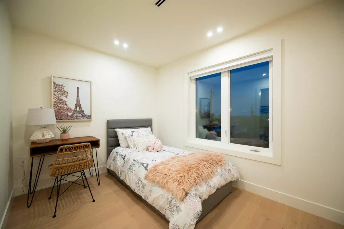 Walk-In Closet Photo of 1 773 E 61st Avenue, Vancouver, BC