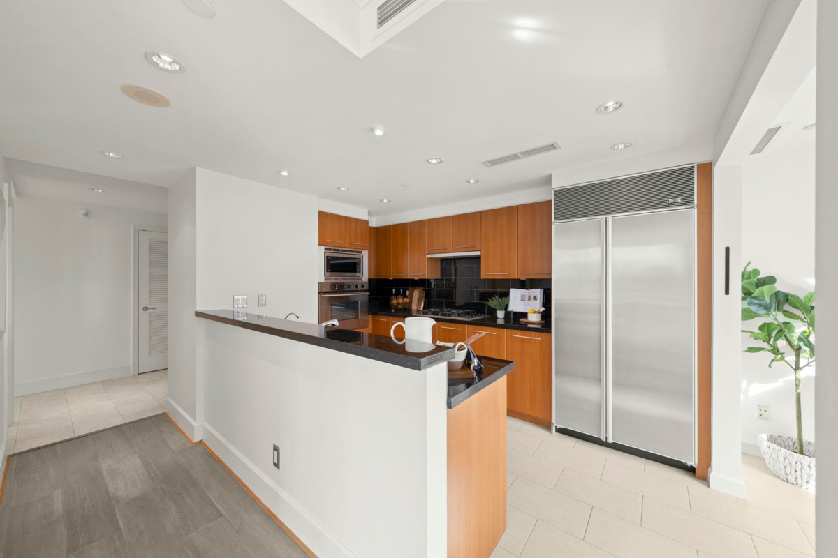 Kitchen Island Photo of 1503 323 Jervis Street, Vancouver, BC