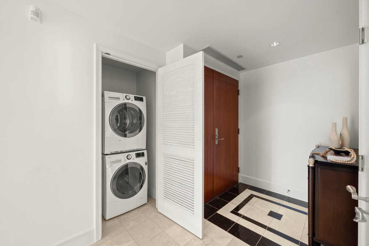 Outdoor Deck Photo of 1503 323 Jervis Street, Vancouver, BC