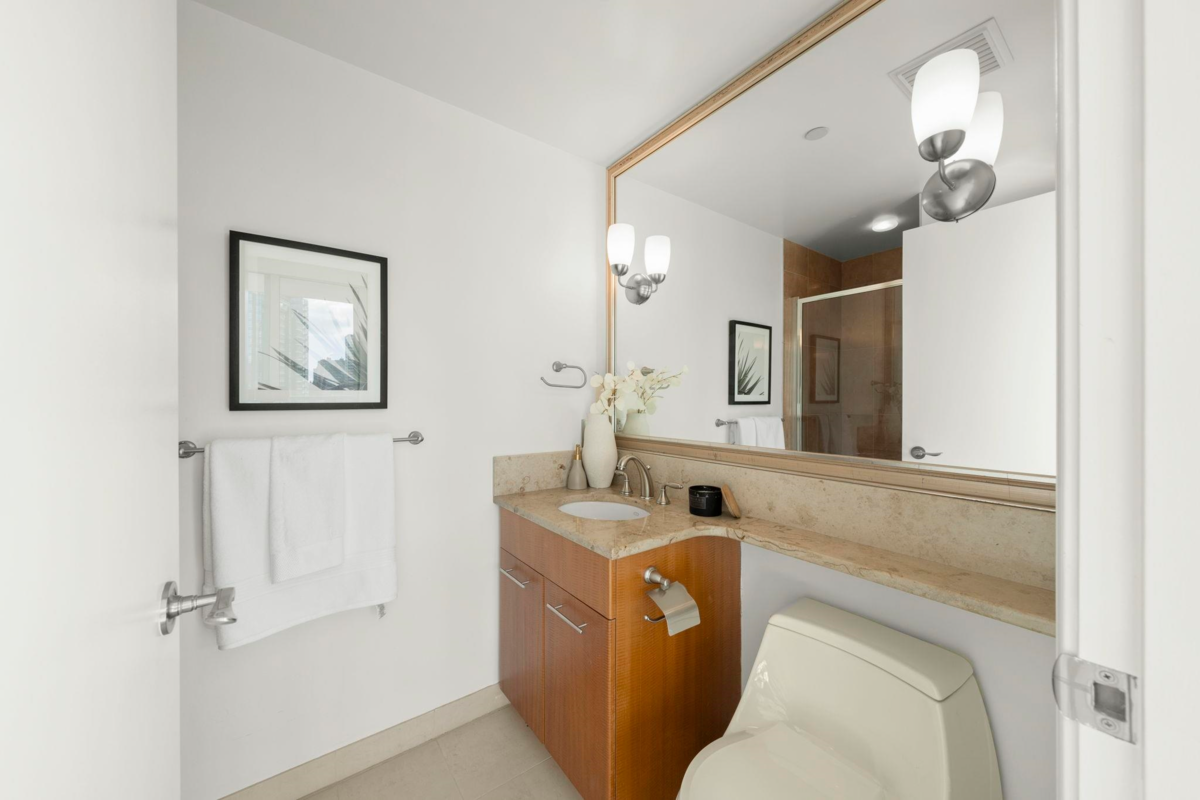 Powder Room Photo of 1503 323 Jervis Street, Vancouver, BC