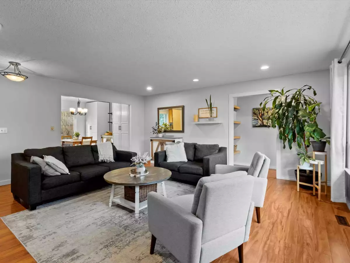 Kitchen Island Photo of 6909 Fraser Drive, Agassiz, BC