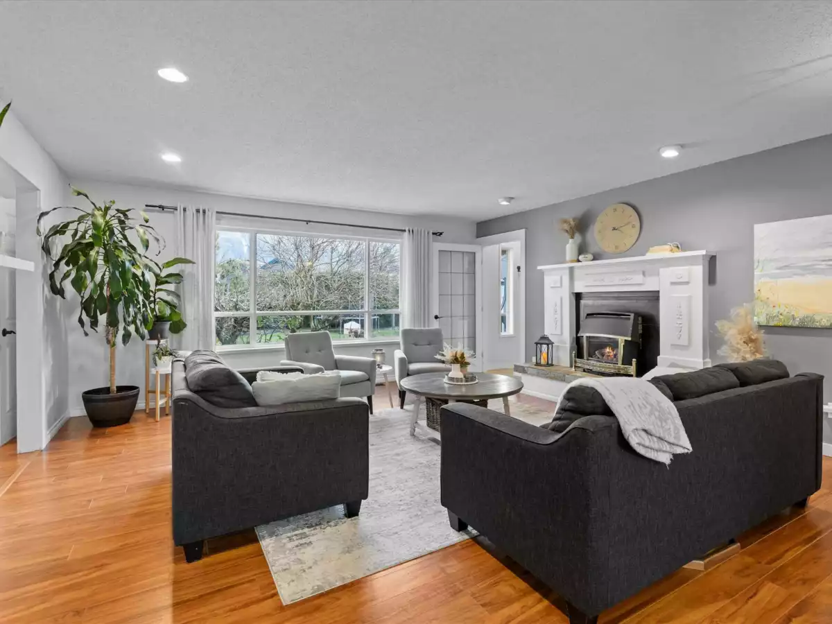 Living Room Photo of 6909 Fraser Drive, Agassiz, BC