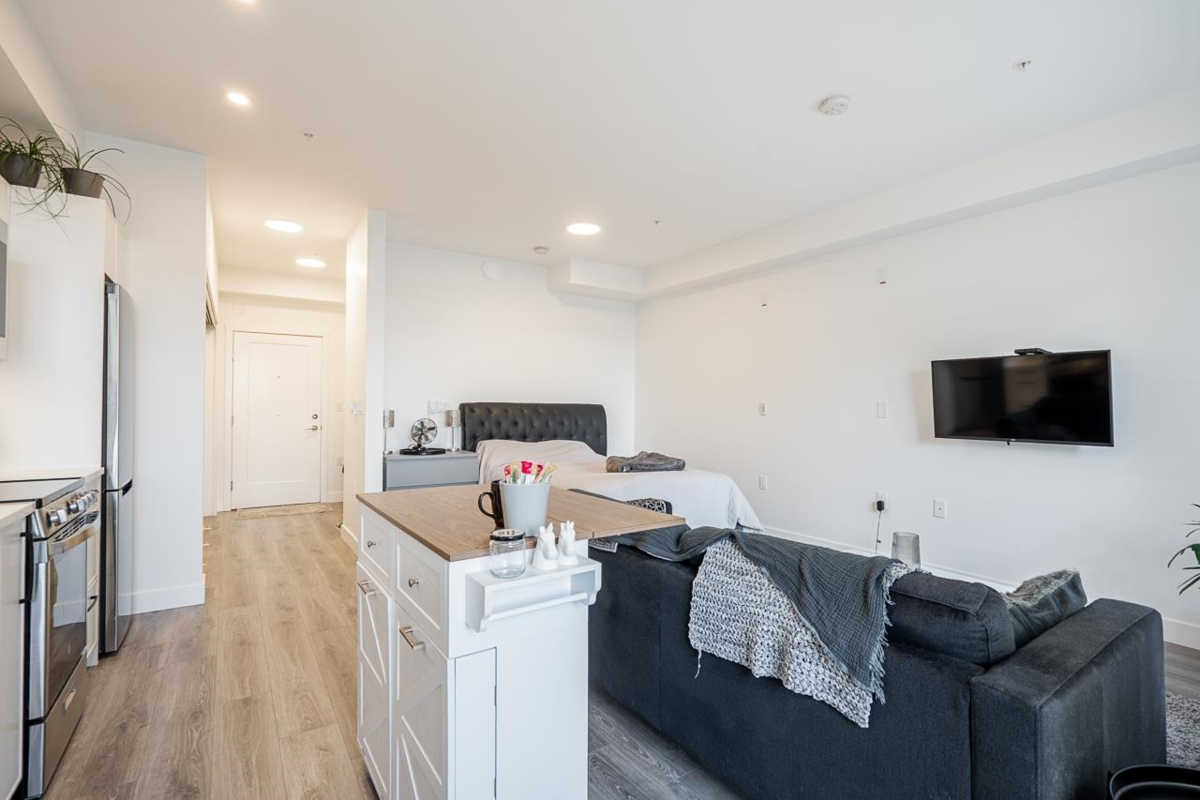 Primary Bathroom Photo of 105 22575 Brown Avenue, Maple Ridge, BC