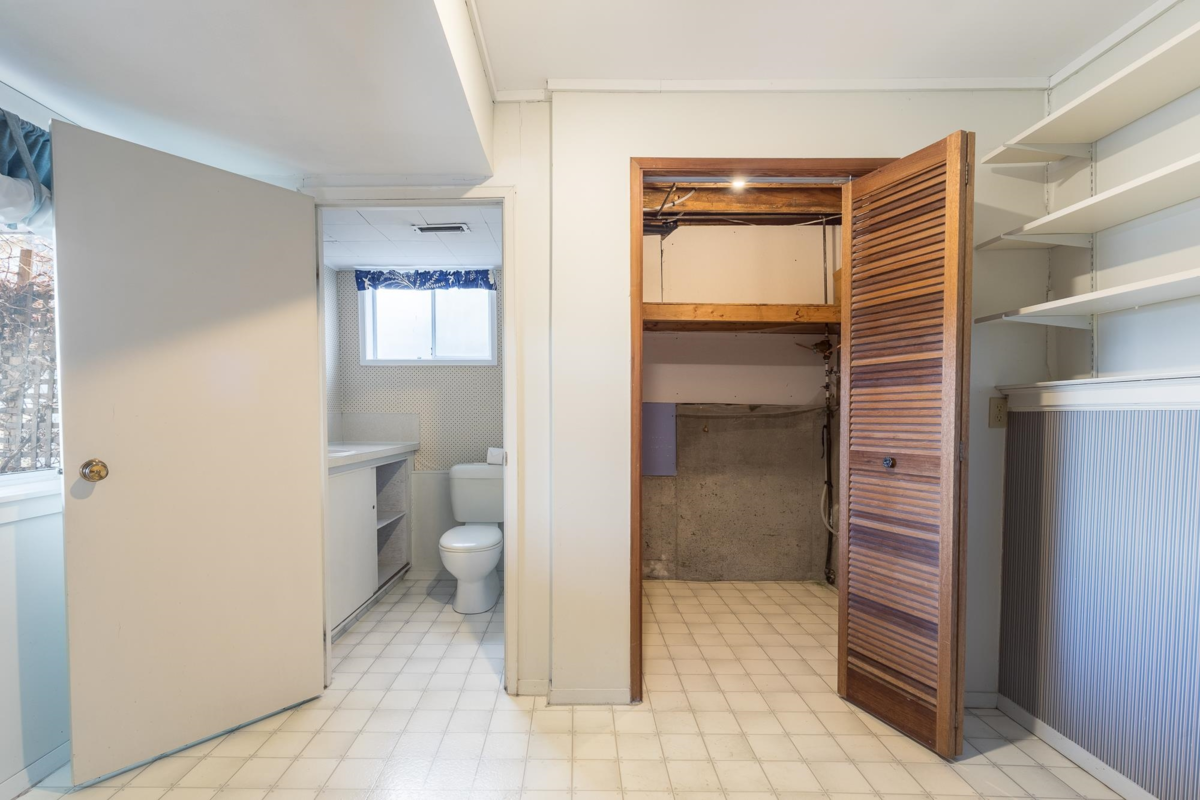 Entry Foyer Photo of 494 Sargent Road, Gibsons, BC