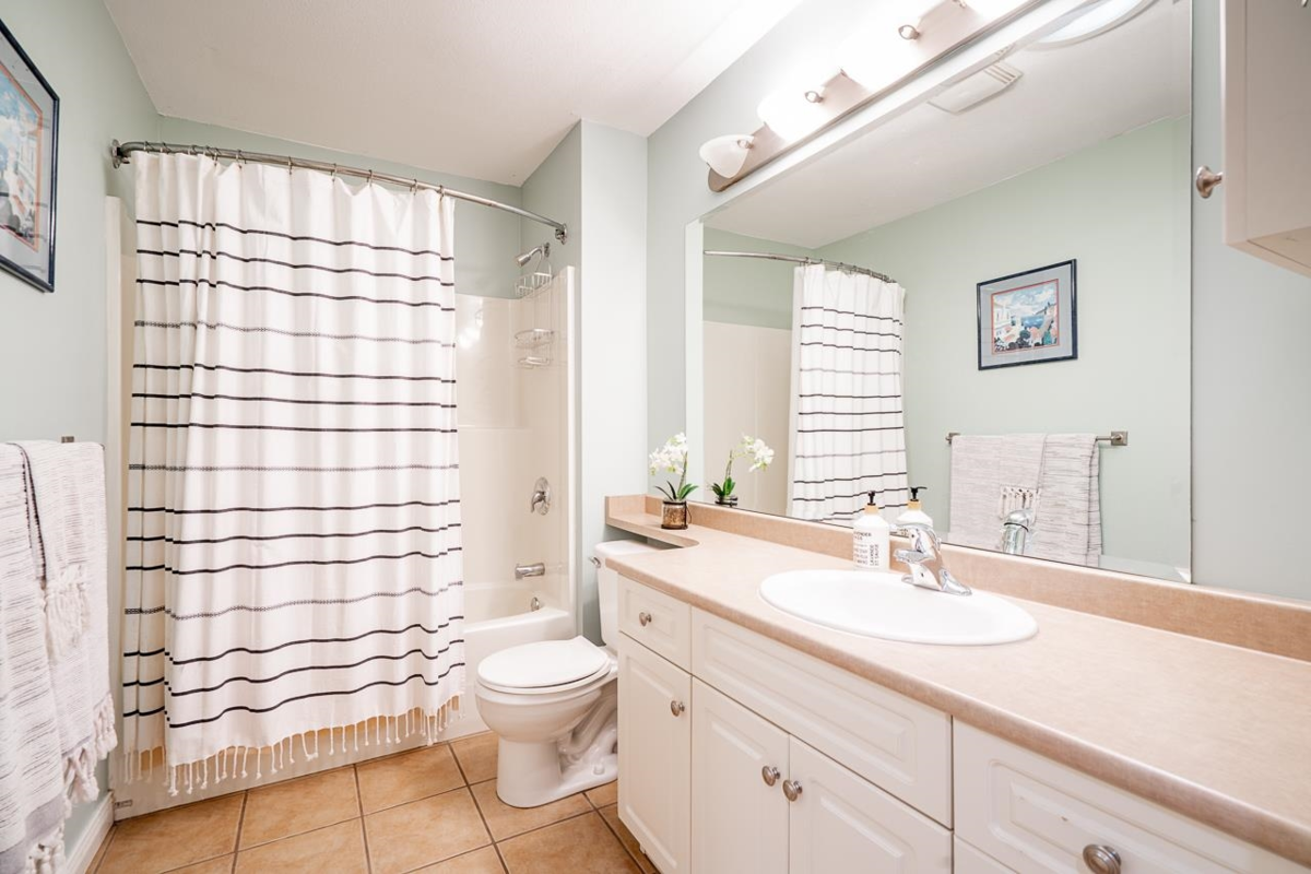 Entry Foyer Photo of 40575 No. 4 Road, Abbotsford, BC