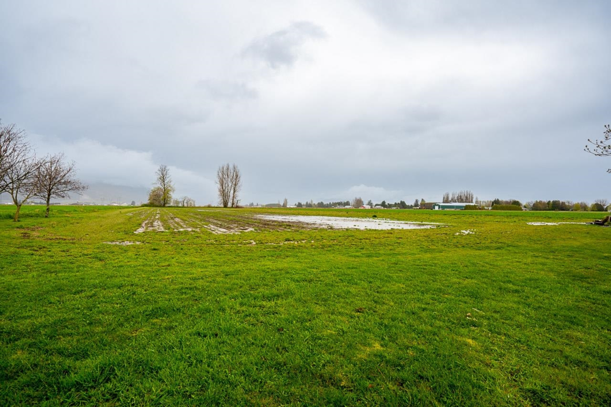 Garden / Landscaping Photo of 40575 No. 4 Road, Abbotsford, BC