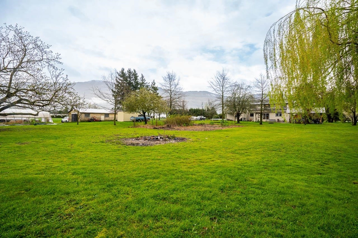 Hot Tub / Spa Photo of 40575 No. 4 Road, Abbotsford, BC