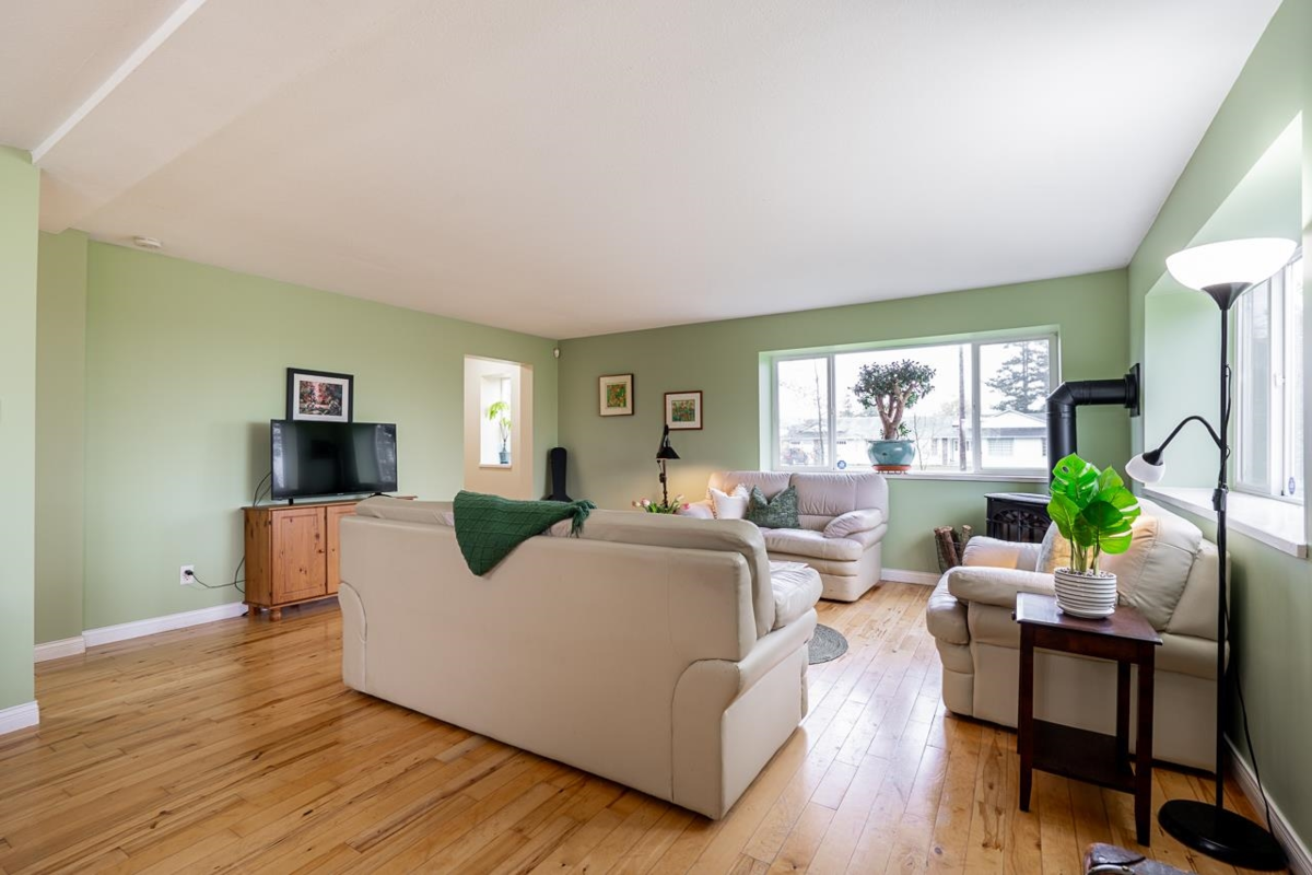Kitchen Island Photo of 40575 No. 4 Road, Abbotsford, BC