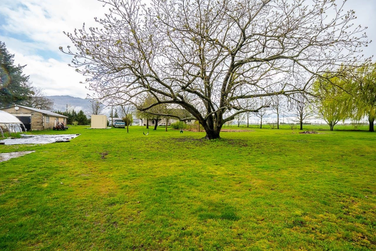 Outdoor Kitchen Photo of 40575 No. 4 Road, Abbotsford, BC