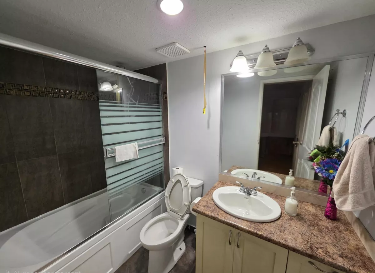 Kitchen Island Photo of 6524 133a Street, Surrey, BC