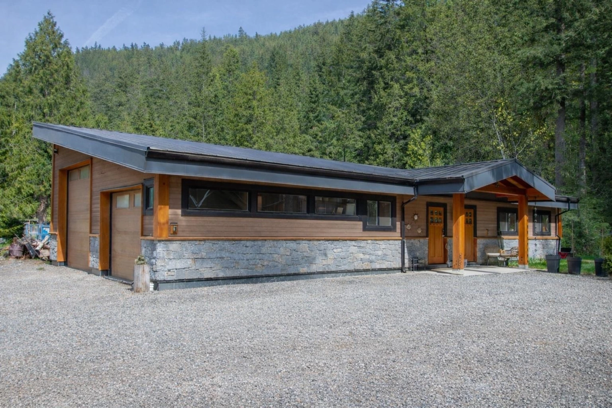 Walk-In Closet Photo of 3070 Midnight Way, Squamish, BC
