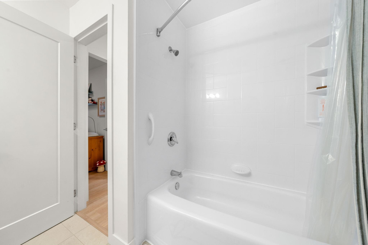 Guest Bathroom Photo of 34 1910 Cedar Village Crescent, North Vancouver, BC