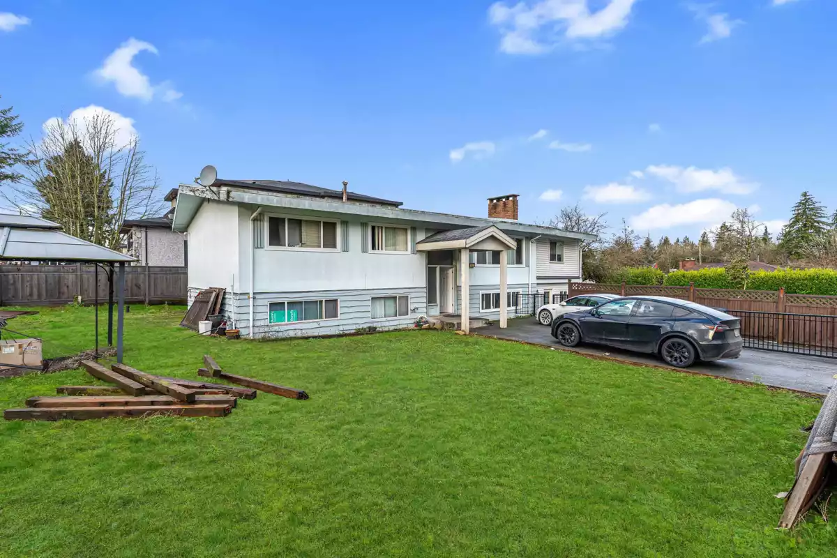 Living Room Photo of 9939 119a Street, Surrey, BC