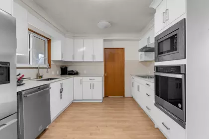 Kitchen Photo of 9939 119a Street, Surrey, BC