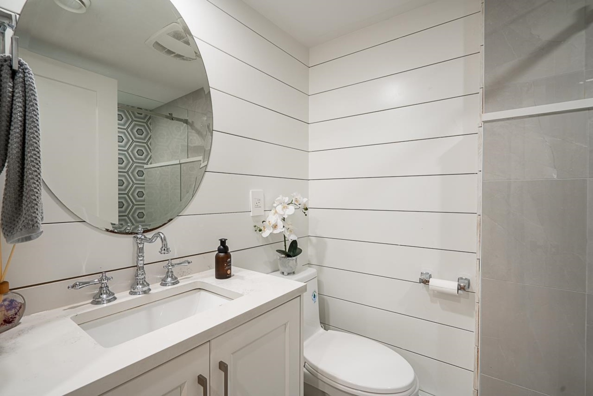 Entry Foyer Photo of 1407 Sixth Avenue, New Westminster, BC