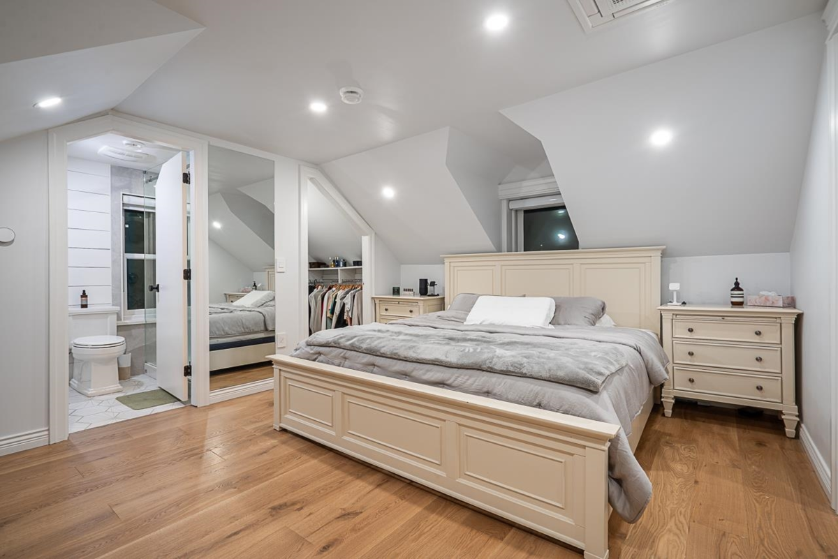 Guest Bathroom Photo of 1407 Sixth Avenue, New Westminster, BC