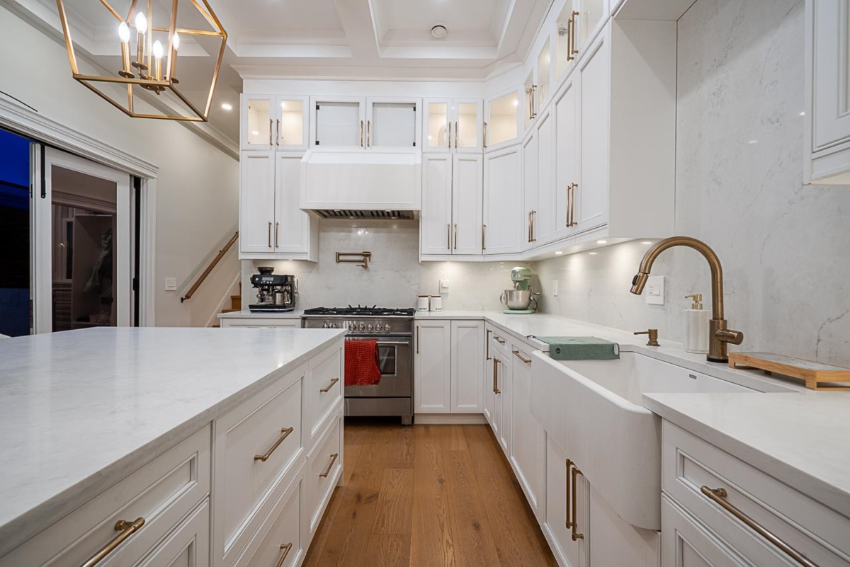Kitchen Island Photo of 1407 Sixth Avenue, New Westminster, BC