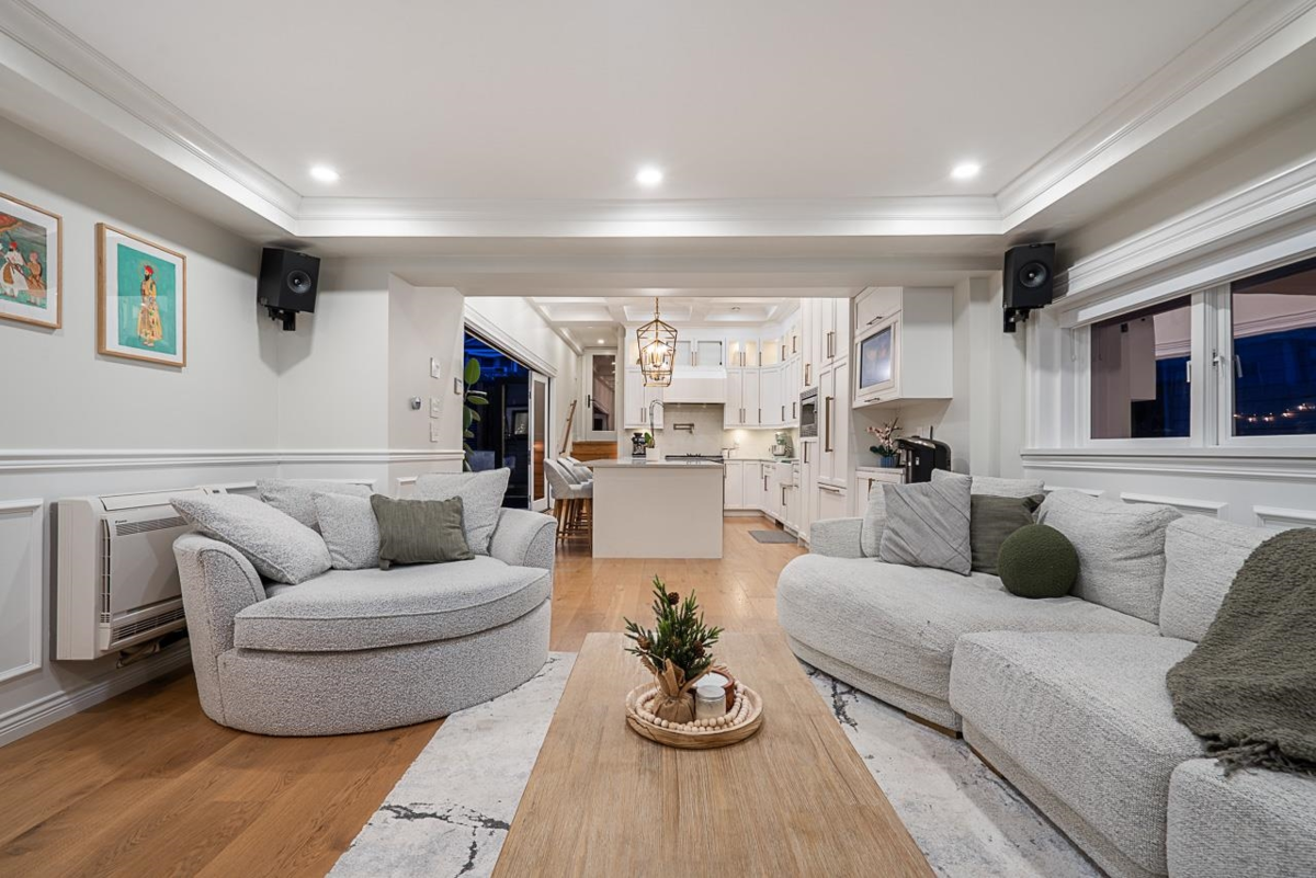 Living Room Photo of 1407 Sixth Avenue, New Westminster, BC