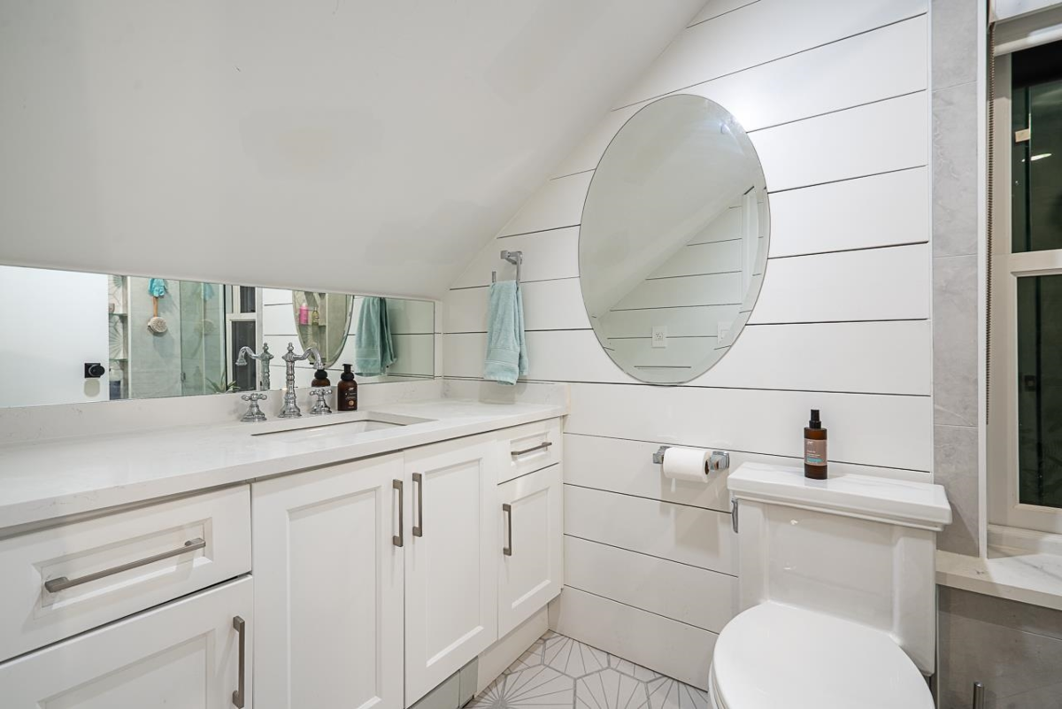 Staircase Photo of 1407 Sixth Avenue, New Westminster, BC