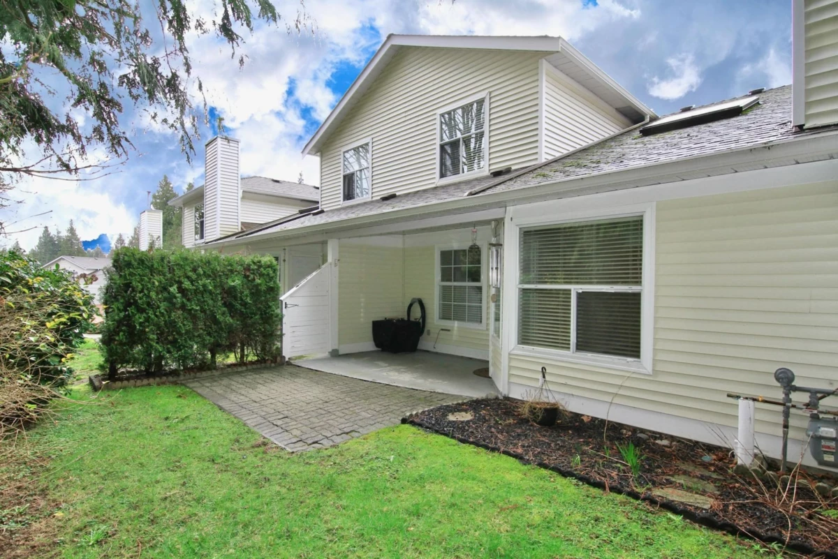 Hallway Photo of 52 6537 138 Street, Surrey, BC
