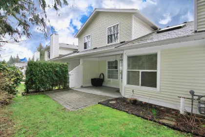 Hallway Photo of 52 6537 138 Street, Surrey, BC