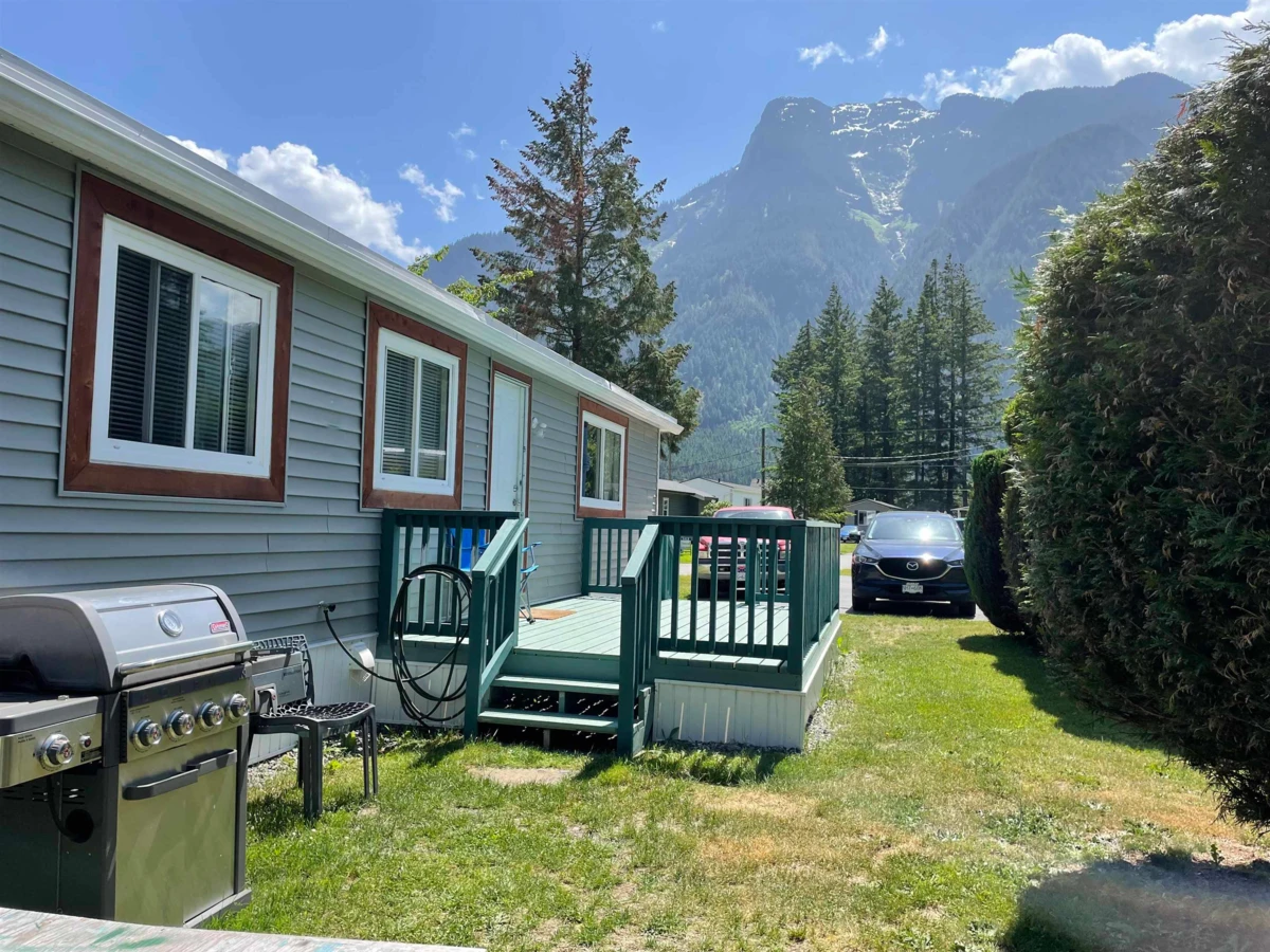 Living Room Photo of 52 65367 Kawkawa Lake Road, Hope, BC