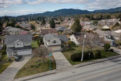 5621 Nickerson Road, Sechelt, BC, Sechelt — Single Family Residence for sale