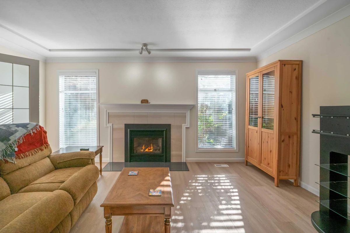 Dining Area Photo of 4 12981 17 Avenue, Surrey, BC