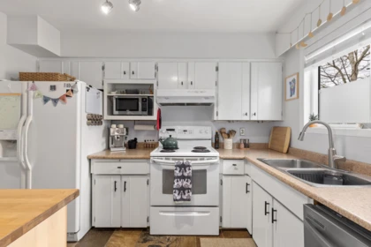 Kitchen Photo of 13 1470 Laurel Street, Pemberton, BC