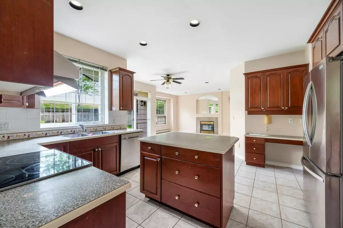 Dining Area Photo of 16988 103a Avenue, Surrey, BC