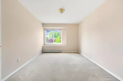 Entry Foyer Photo of 16988 103a Avenue, Surrey, BC