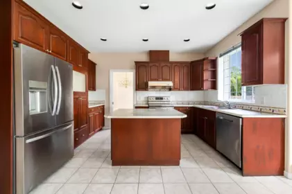 Kitchen Photo of 16988 103a Avenue, Surrey, BC