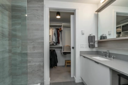 Entry Foyer Photo of 412 2493 Montrose Avenue, Abbotsford, BC