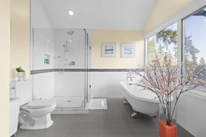 Guest Bathroom Photo of 4635 Caulfeild Drive, West Vancouver, BC