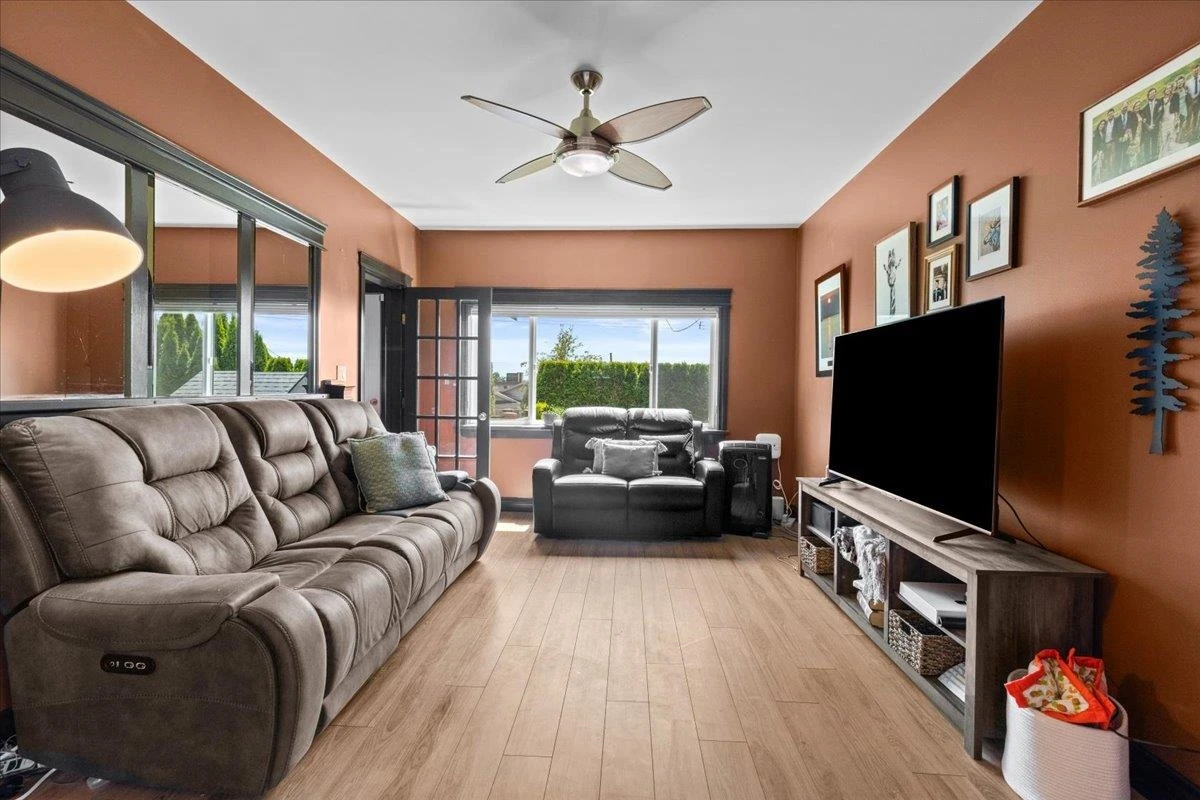 Living Room Photo of 33345 3rd Avenue, Mission, BC