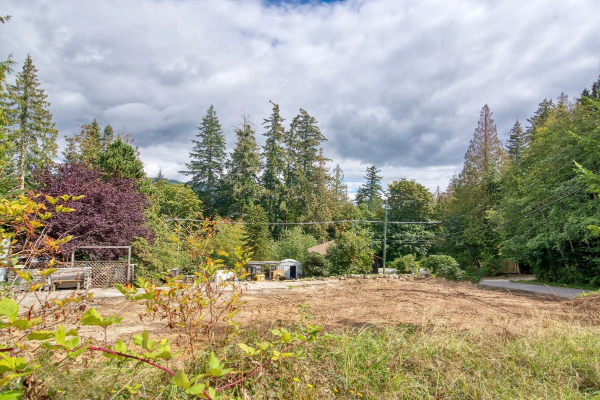 Living Room Photo of 7712 Fawn Road, Halfmoon Bay, BC