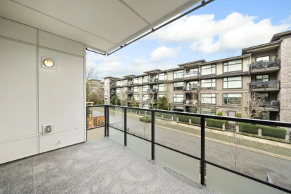 Primary Bathroom Photo of 211 15353 17 Avenue, Surrey, BC