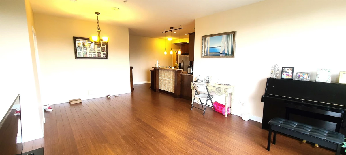 Living Room Photo of 518 14333 104 Avenue, Surrey, BC