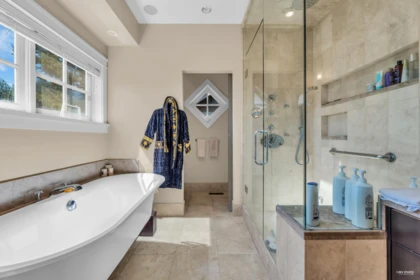 Powder Room Photo of 2540 W 45th Avenue, Vancouver, BC