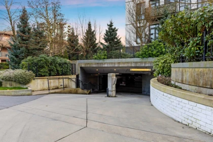 Front Yard Photo of 425 14968 101a Avenue, Surrey, BC